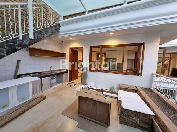 image MEWAH! RUMAH ISTANA ALA EROPA CLASSIC DEKAT PAKUWON CITY SURABAYA TIMUR (4)