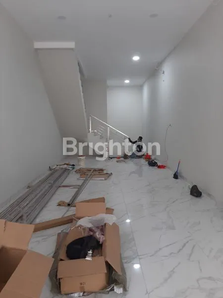 image RUKAN 4.5 LANTAI BANGUNAN BARU DI JELAMBAR (3)