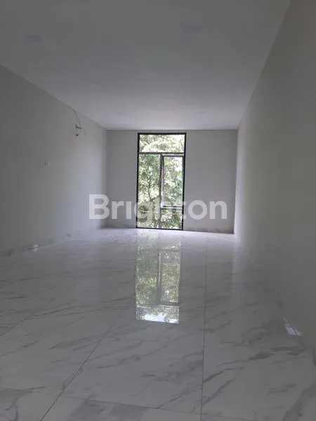 image RUKAN 4.5 LANTAI BANGUNAN BARU DI JELAMBAR (4)