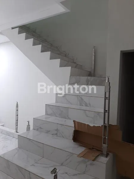 image RUKAN 4.5 LANTAI BANGUNAN BARU DI JELAMBAR (7)