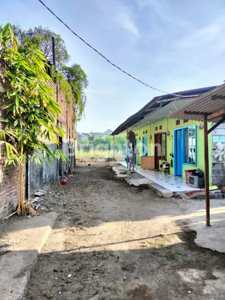 image TANAH ADA BANGUNAN MEPET RAYA WARU LOKASI STRATEGIS (2)