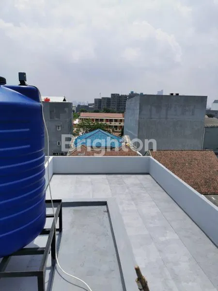 image RUMAH BARU 3 LANTAI SIAP HUNI DI JELAMBAR (8)