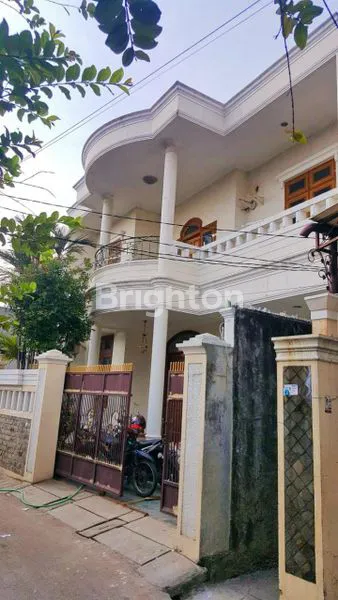 RUMAH MEGAH DENGAN BANYAK KAMAR GAYA CLASSIC EROPA