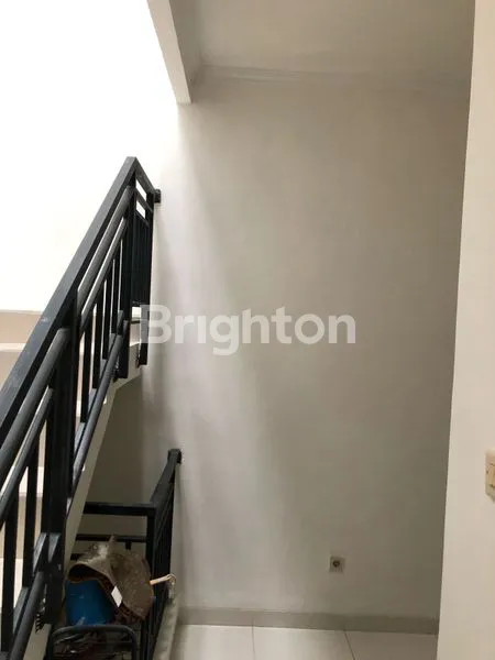 image RUMAH TIGA LANTAI (2)