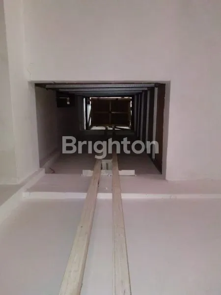 image 3,5 LANTAI SIAP HUNI RUKO PENGAMPON SQUARE SURABAYA PUSAT (4)