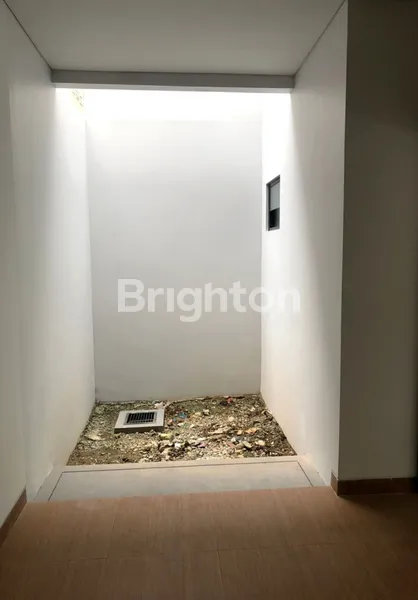 image RUMAH YUTHICA BSD CITY BANGUNAN BARU LOKASI SANGAT STRATEGIS SIRKULASI UDARA BAGUS (4)