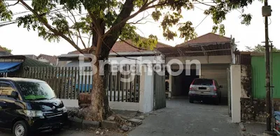 RUMAH PUSAT KOTA AREA RAYA DARMO & DIPONEGORO, STRATEGIS COCOK UNTUK HUNIAN ATAU KANTOR. BANGUNAN 1 LANTAI SIAP PAKAI. DEKAT AREA KOMERSIAL MAYJEN SUNGKONO, INDRAGIRI, KAPUAS, CILIWUNG