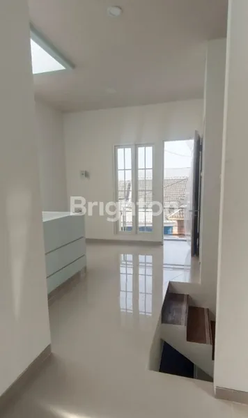 image RUMAH TERMURAH & LOKASI-NE UAPIK JALAN UTAMA PROVINSI 2 LANTAI MODERN MINIMALIS MENGANTI PERMAI (5)