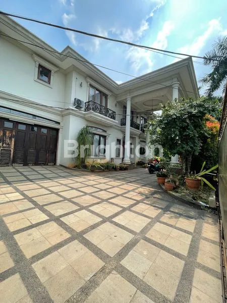 image RUMAH MEWAH LOKASI STRATEGIS SIAP HUNI FASILITAS LENGKAP DEKAT MRT CILANDAK JAKARTA SELATAN (8)