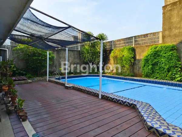 image RUMAH HOEK COCOK UNTUK KELUARGA BESAR & DALAMNYA RAPI DI RAGUNAN, SWIM POOL, BANGUNAN 2 LANTAI  (4)