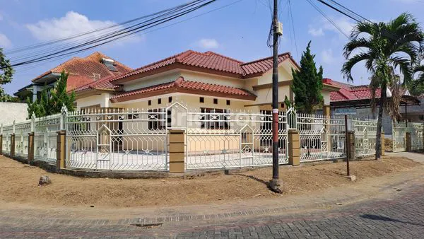 image RUMAH BESAR BERUKURAN LUAS, COCOK UNTUK RUMAH TINGGAL, KANTOR ATAU TEMPAT USAHA  DI PONDOK BLIMBING INDAH ARAYA MALANG (1)