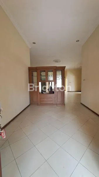 image RUMAH BESAR BERUKURAN LUAS, COCOK UNTUK RUMAH TINGGAL, KANTOR ATAU TEMPAT USAHA  DI PONDOK BLIMBING INDAH ARAYA MALANG (2)