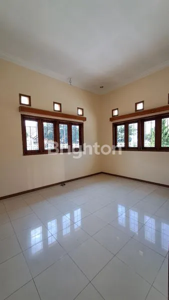 image RUMAH BESAR BERUKURAN LUAS, COCOK UNTUK RUMAH TINGGAL, KANTOR ATAU TEMPAT USAHA  DI PONDOK BLIMBING INDAH ARAYA MALANG (4)