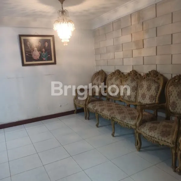 image RUMAH LAMA TERAWAT DI CEMPAKA PUTIH BARAT (3)