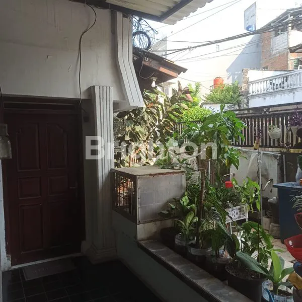 image RUMAH LAMA TERAWAT DI CEMPAKA PUTIH BARAT (4)