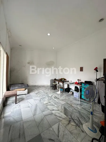 image RUMAH TERAWAT, HALAMAN LUAS (5)