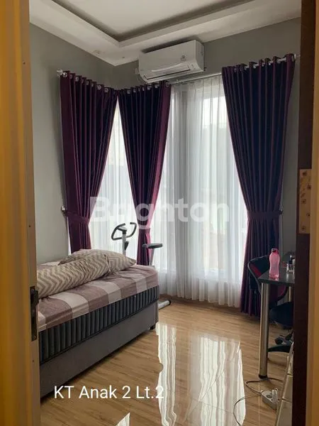 image RUMAH CANTIK HOOK 2,5 LANTAI PLUS ROOFTOP (5)