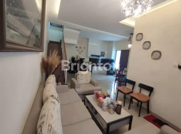 image RUMAH CANTIK HOOK 2,5 LANTAI PLUS ROOFTOP (3)