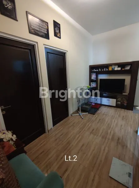 image RUMAH CANTIK HOOK 2,5 LANTAI PLUS ROOFTOP (8)