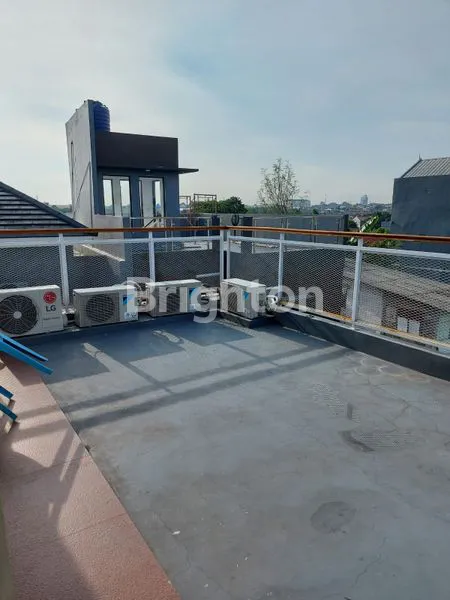 image RUMAH CANTIK HOOK 2,5 LANTAI PLUS ROOFTOP (2)