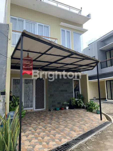 image RUMAH CANTIK HOOK 2,5 LANTAI PLUS ROOFTOP (1)