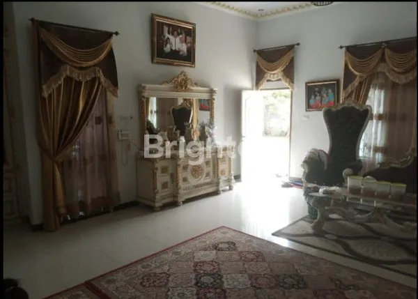 image RUMAH MEWAH CLASIK  DEKAT PUSAT BISNIS ARIFIN AHMAD PEKANBARU (6)