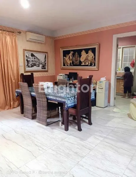 image RUMAH  MEWAH DAN MODERN 2 LANTAI  DI KOTA WISATA, CIBUBUR (5)