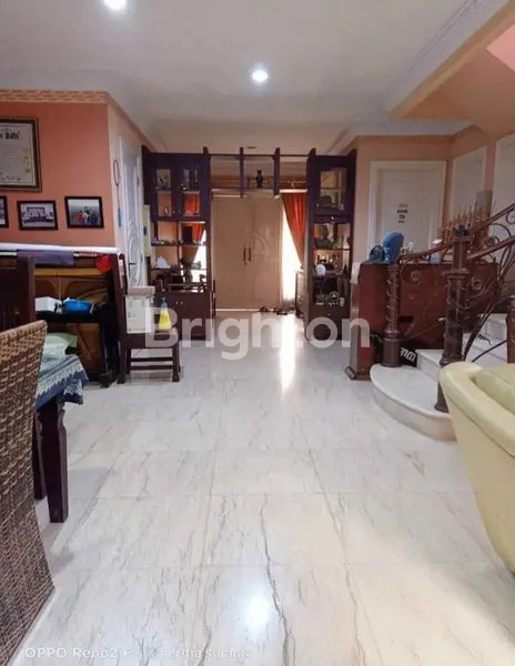 image RUMAH  MEWAH DAN MODERN 2 LANTAI  DI KOTA WISATA, CIBUBUR (6)