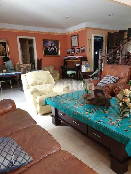 image RUMAH  MEWAH DAN MODERN 2 LANTAI  DI KOTA WISATA, CIBUBUR (7)