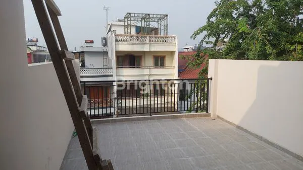 image RUMAH BARU 3 LANTAI DI TANJUNG DUREN DALAM RAYA JAKARTA BARAT (8)