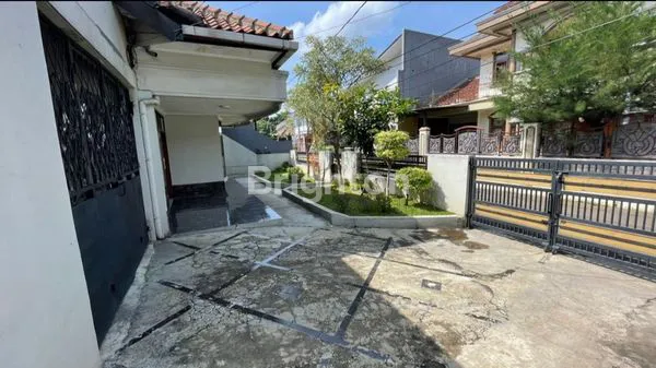 image RUMAH KLASIK LUAS SIAP HUNI DEKAT DAY TRANS BUAH BATU (1)