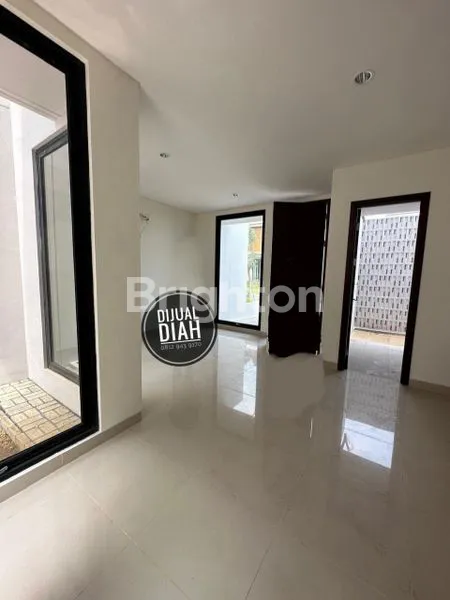 image RUMAH CANTIK DI KAWASAN ELITE LINGKUNGAN NYAMAN SIAP HUNI (2)