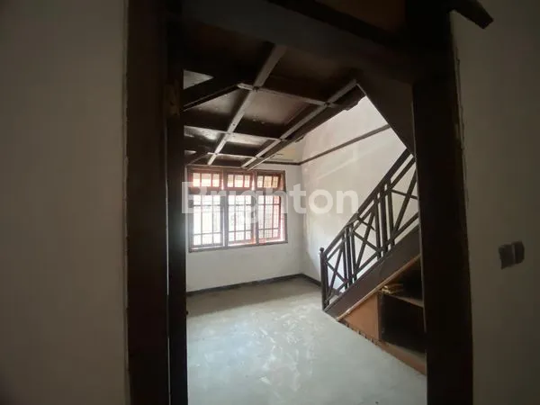 image RUMAH 2 LANTAI LOKASI STRATEGIS PUSAT KOTA SURABAYA (5)