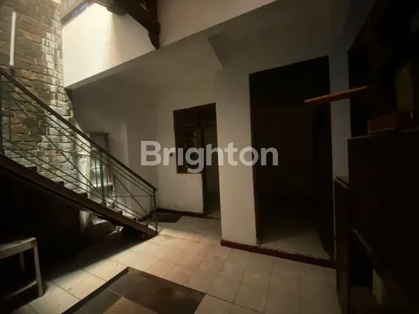 image RUMAH 2 LANTAI LOKASI STRATEGIS PUSAT KOTA SURABAYA (8)