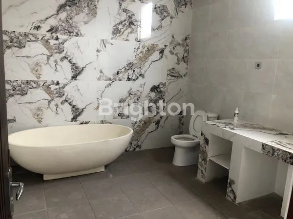 image VILLA 2 LANTAI DENGAN KOLAM RENANG DI SEMINYAK (8)