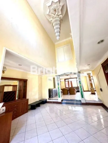 image RUMAH MEWAH DUA LANTAI (2)