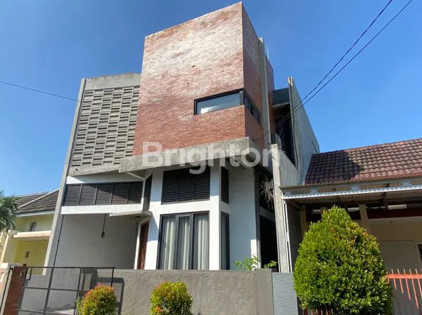image RUMAH 2 LANTAI DESAIN INDUSTRIAL MODERN TERAWAT SIAP HUNIKARTIKA MAS REGENCY (1)