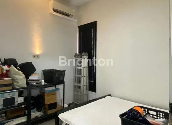 image RUMAH 2 LANTAI DESAIN INDUSTRIAL MODERN TERAWAT SIAP HUNIKARTIKA MAS REGENCY (3)