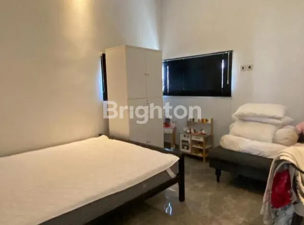 image RUMAH 2 LANTAI DESAIN INDUSTRIAL MODERN TERAWAT SIAP HUNIKARTIKA MAS REGENCY (4)