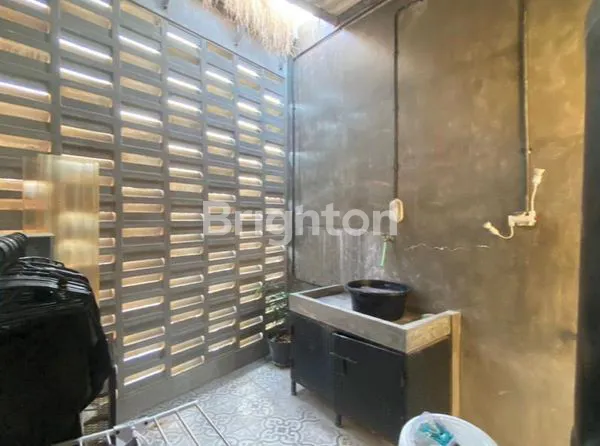 image RUMAH 2 LANTAI DESAIN INDUSTRIAL MODERN TERAWAT SIAP HUNIKARTIKA MAS REGENCY (5)
