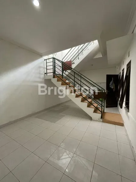 image RUMAH DALAM KOMPLEKS PERUMAHAN ONE GATE SYSTEM,SECURITY 24 JAM.SELANGKAH LOTTE MART, RS HERMINA, NEXT IN OUT TOL JOGLOSEMAR.DIKELILINGI KAMPUS SANATA DHARMA, RESPATI, UPN, AMIKOM, PAKUWON MALL (5)