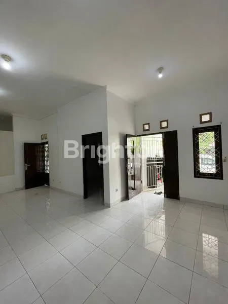 image RUMAH DALAM KOMPLEKS PERUMAHAN ONE GATE SYSTEM,SECURITY 24 JAM.SELANGKAH LOTTE MART, RS HERMINA, NEXT IN OUT TOL JOGLOSEMAR.DIKELILINGI KAMPUS SANATA DHARMA, RESPATI, UPN, AMIKOM, PAKUWON MALL (7)