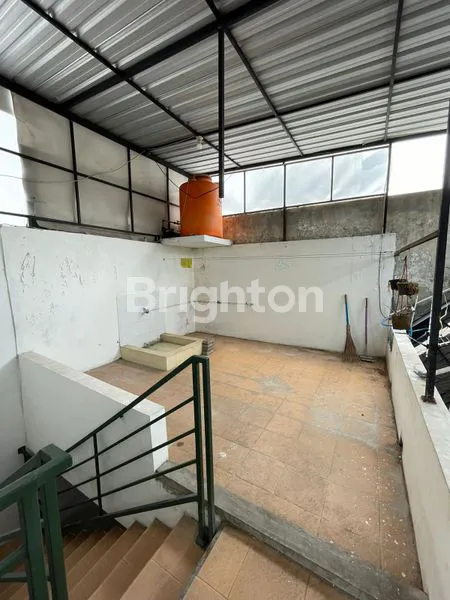 image RUMAH DALAM KOMPLEKS PERUMAHAN ONE GATE SYSTEM,SECURITY 24 JAM.SELANGKAH LOTTE MART, RS HERMINA, NEXT IN OUT TOL JOGLOSEMAR.DIKELILINGI KAMPUS SANATA DHARMA, RESPATI, UPN, AMIKOM, PAKUWON MALL (8)