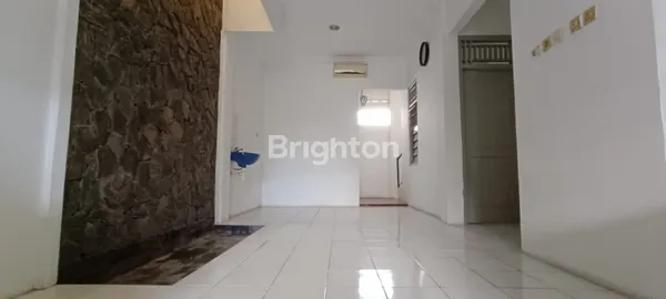image RUMAH BAGUS 1 1/4 LANTAI SIAP HUNI DI KEBON JERUK JAKARTA BARAT (4)
