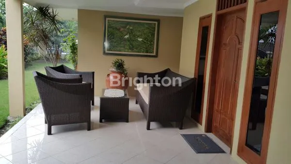 image RUMAH POSISI HOEK BANGUNAN BAGUS, HALAMAN LUAS AREA SUHAT (4)