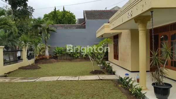 image RUMAH POSISI HOEK BANGUNAN BAGUS, HALAMAN LUAS AREA SUHAT (5)