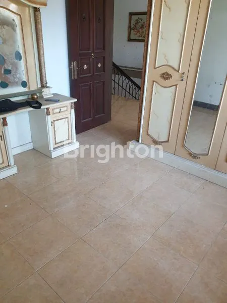 image RUMAH BESAR 2 LANTAI DEKAT MALL THE PARK DAN PAKUWON (4)