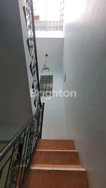 image RUMAH SIAP HUNI 2.5 LANTAI DIPINGGIR JALAN COCOK BERBAGAI USAHA DI DEPOK (7)