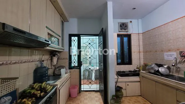 image RUMAH SIAP HUNI 2.5 LANTAI DIPINGGIR JALAN COCOK BERBAGAI USAHA DI DEPOK (6)