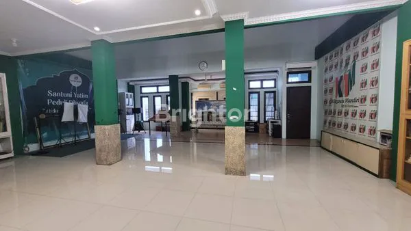 image RUMAH SIAP HUNI 2.5 LANTAI DIPINGGIR JALAN COCOK BERBAGAI USAHA DI DEPOK (2)